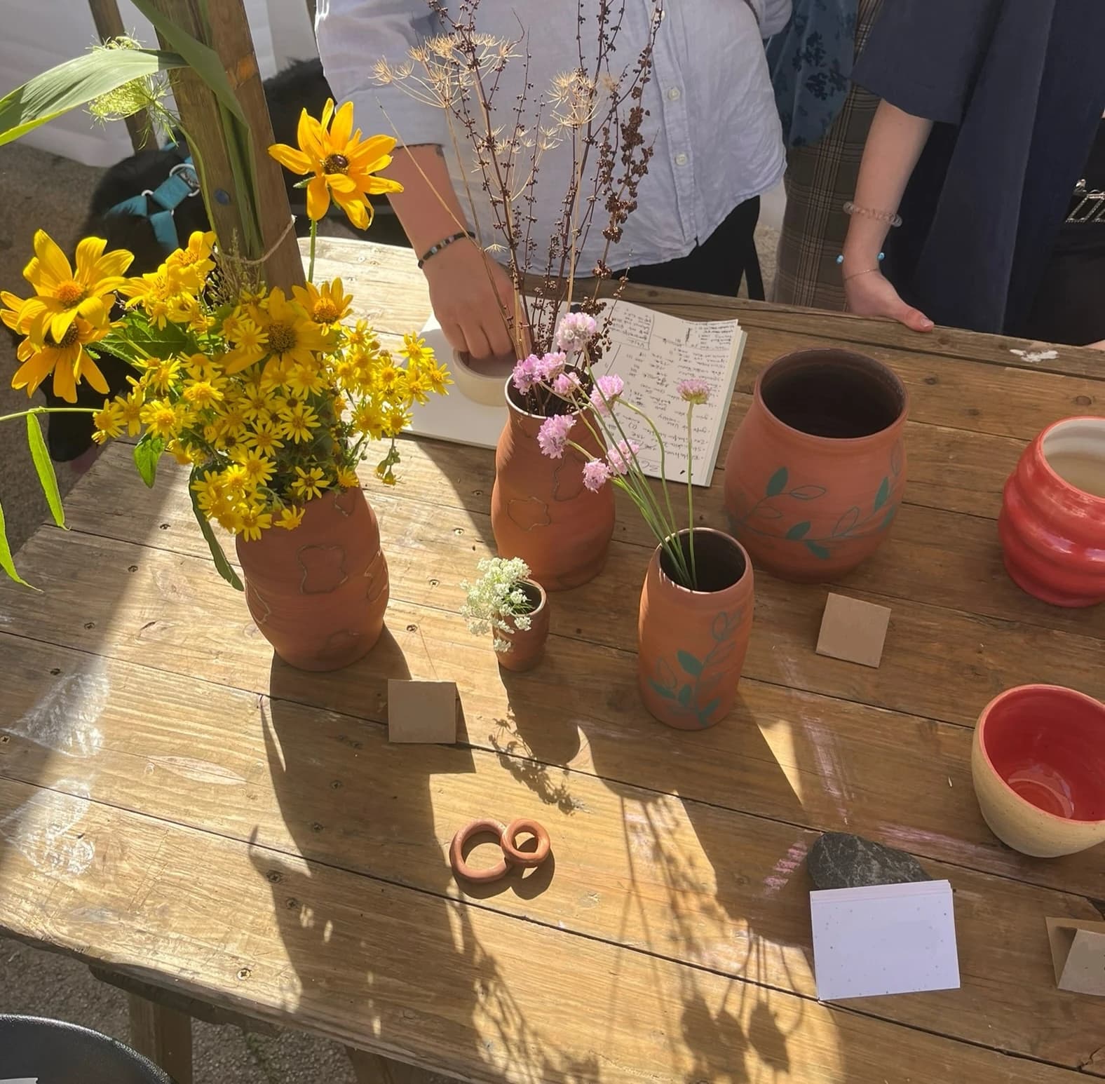 Marktstand mit Keramik